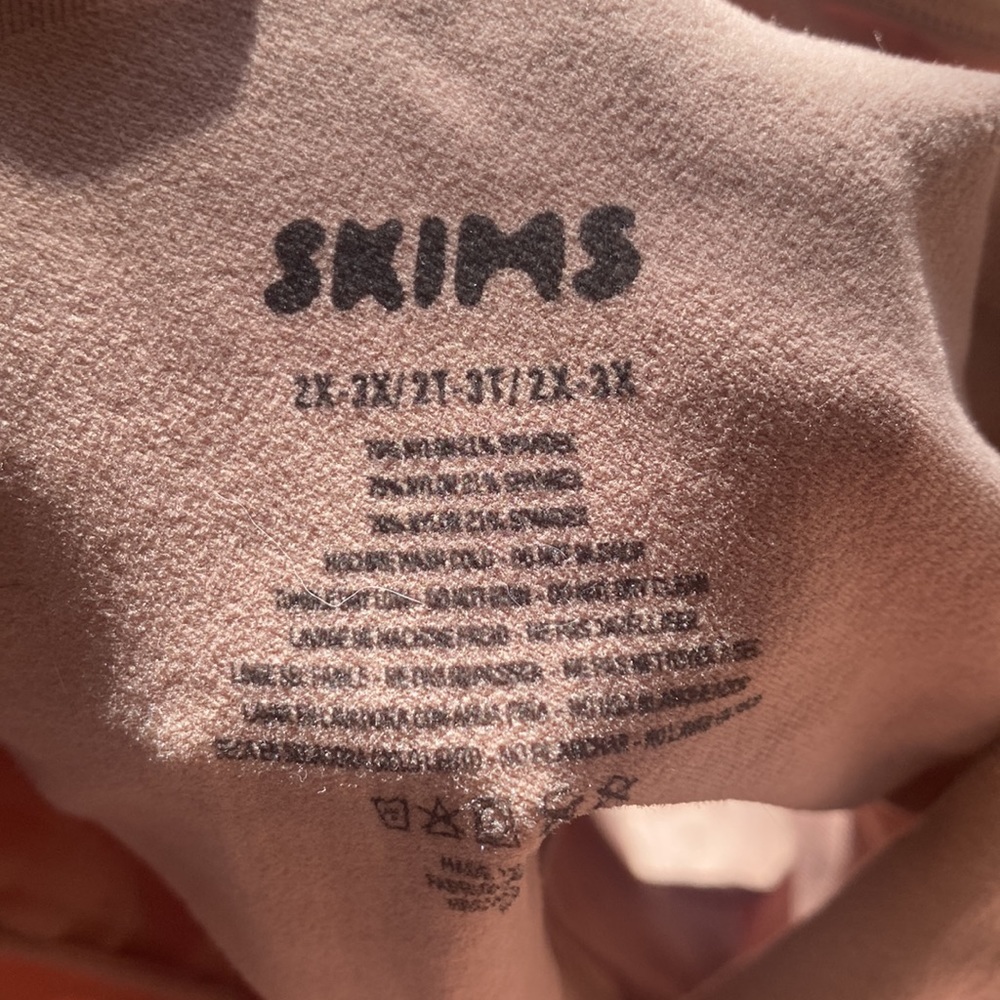 SKIMS SEAMLESS SCULPT THONG BODYSUIT - Picture 4 of 4